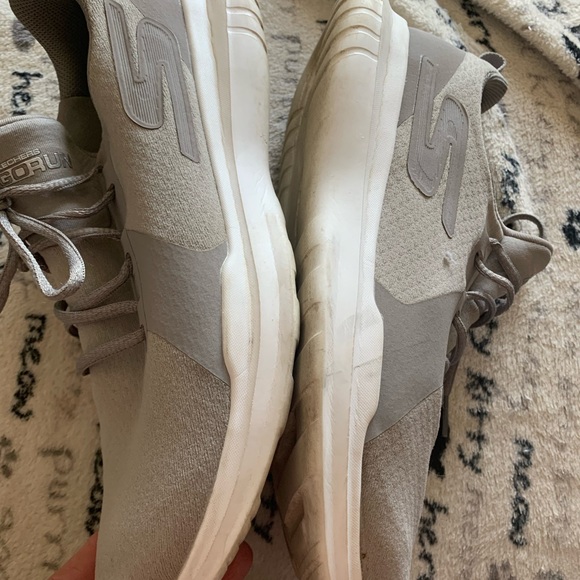 Skechers woman’s light gray Go Run runners style 14811 size 9 - Picture 5 of 12